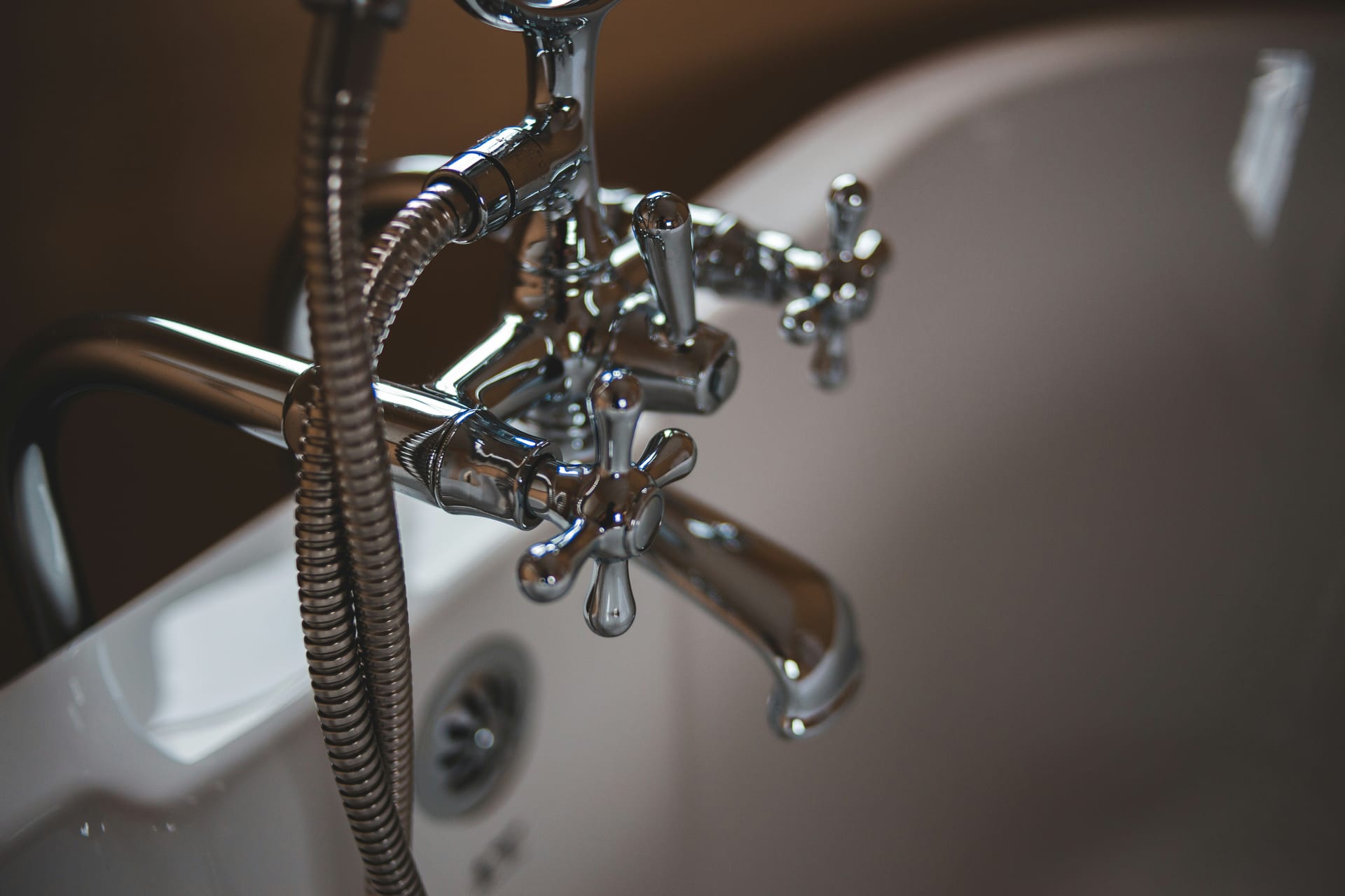Rubinetteria e sanitari di un bagno elegante