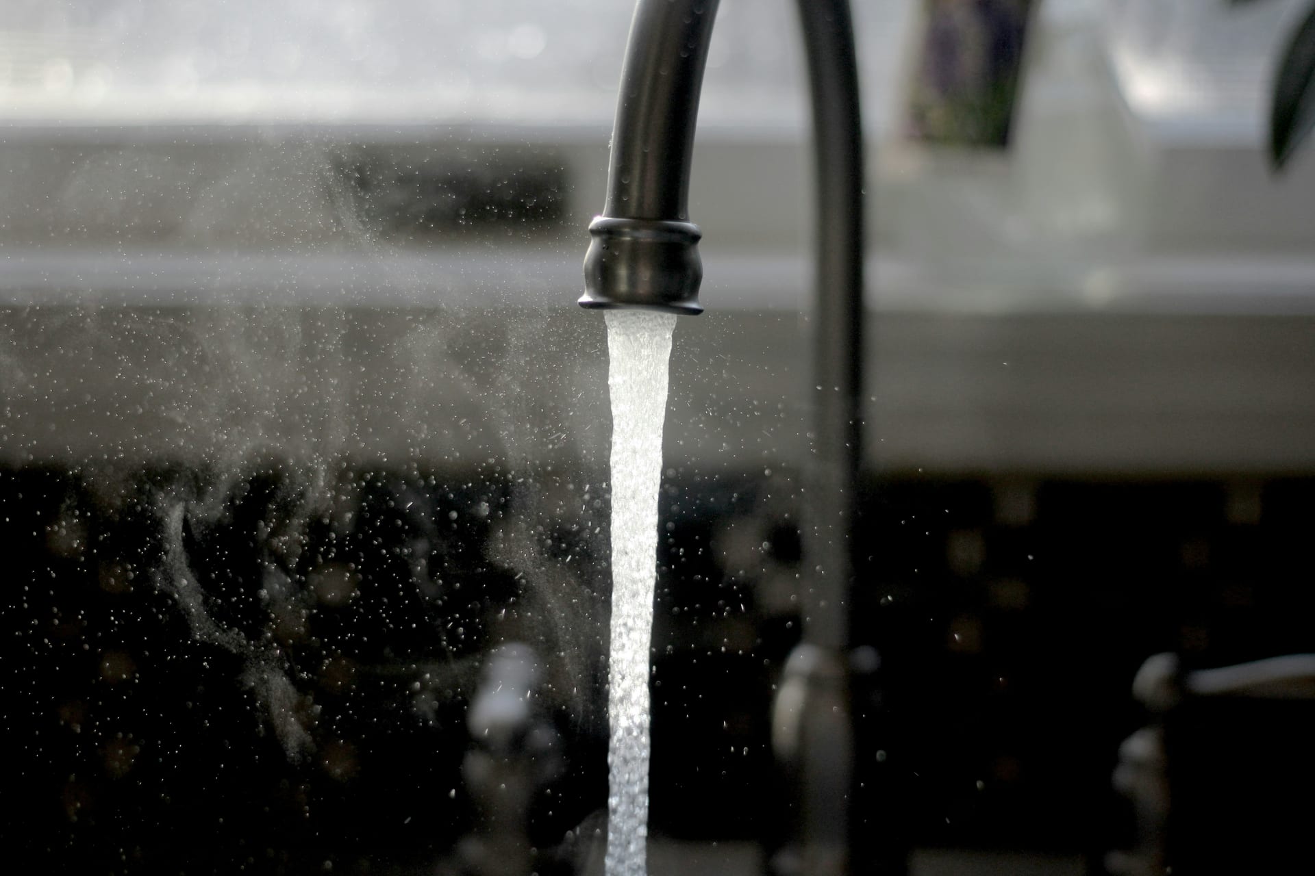 Riparazione di una perdita d'acqua da un rubinetto