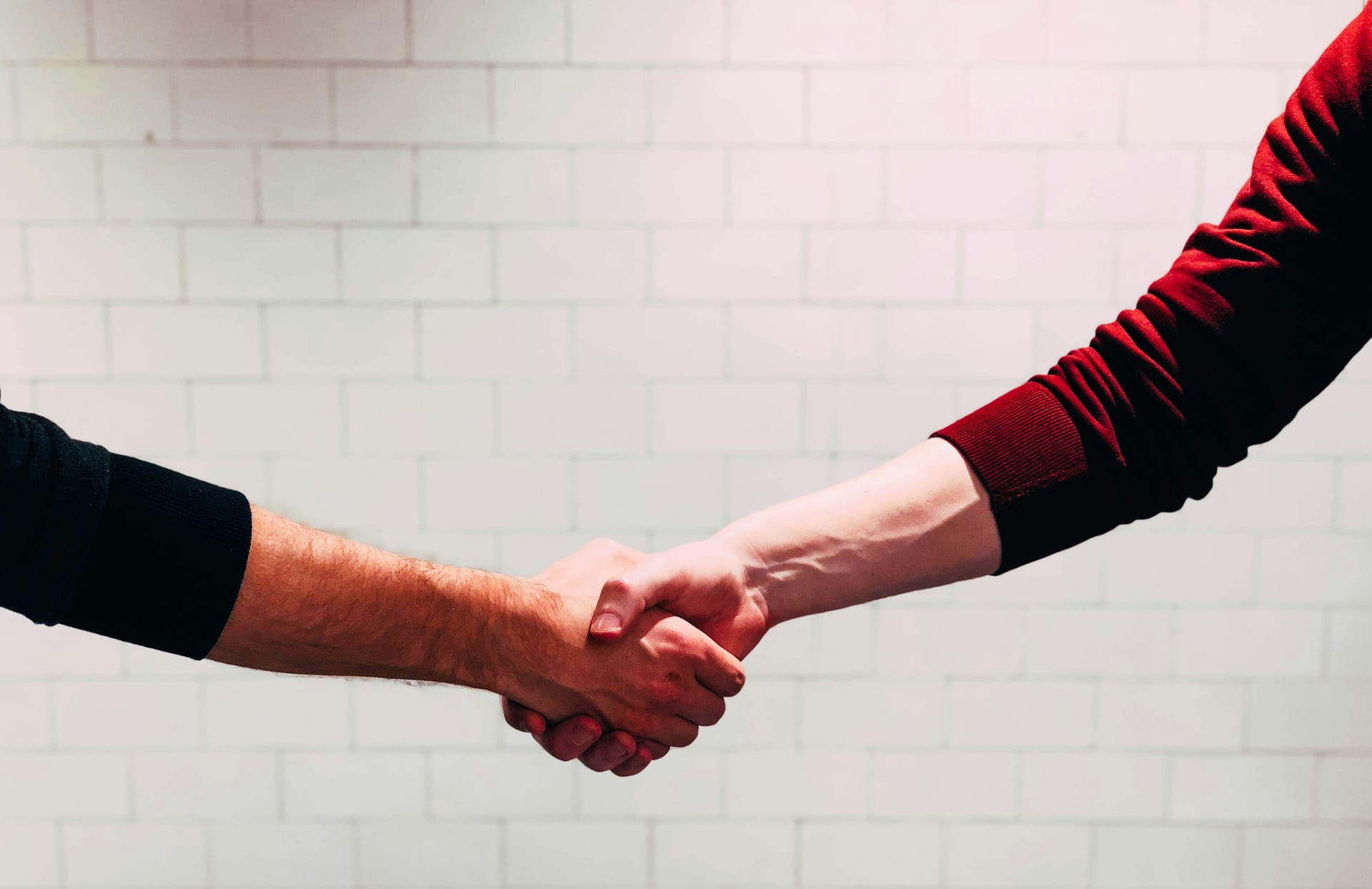 Stretta di mano tra due professionisti, accordo di collaborazione